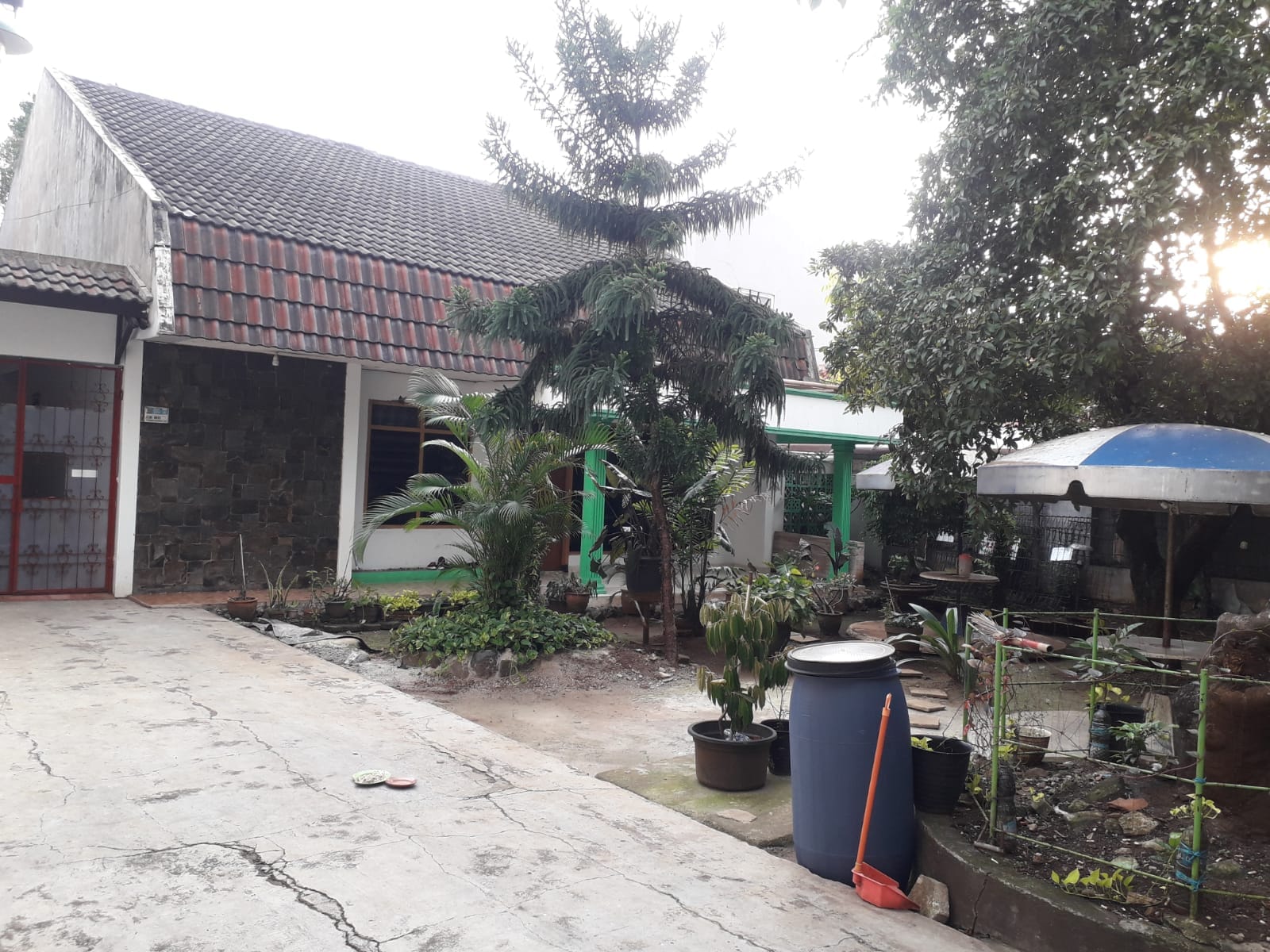 Jual Rumah & 3 Toko dekat Tol JORR