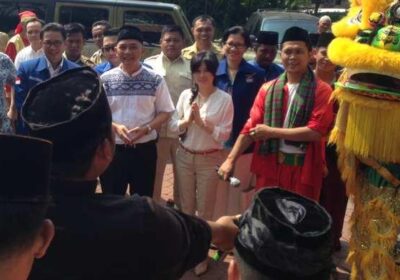 20150727ikhsan-alin-disambut-barongsai-dan-seni-palang-pintu_20150727_132235